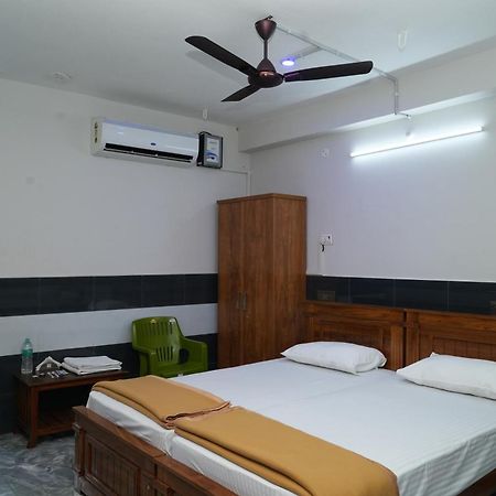 ホテル Rajali Residency Kulithalai エクステリア 写真