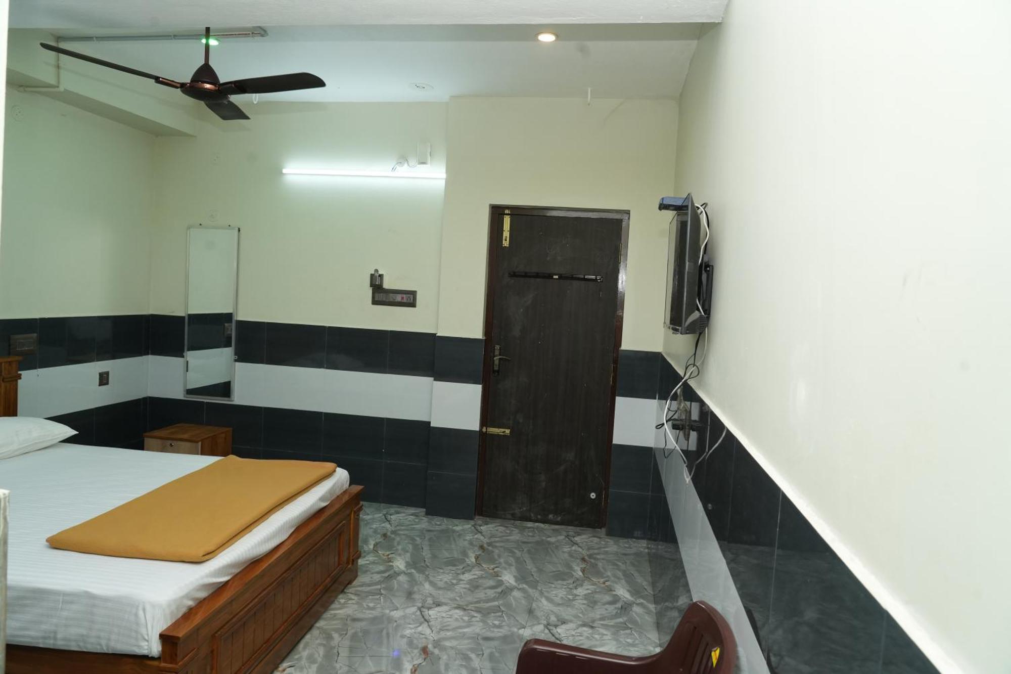 ホテル Rajali Residency Kulithalai エクステリア 写真